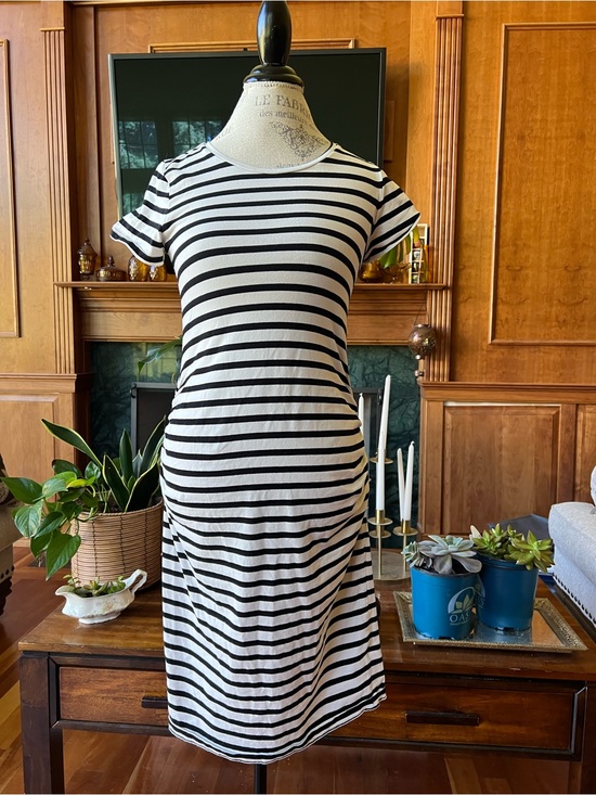 Old Navy Dresses & Skirts - Old Navy Black & White Striped Short-Sleeve Midi Dress